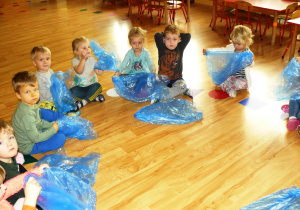 Dzieci grają akompaniament na błękitnych foliach